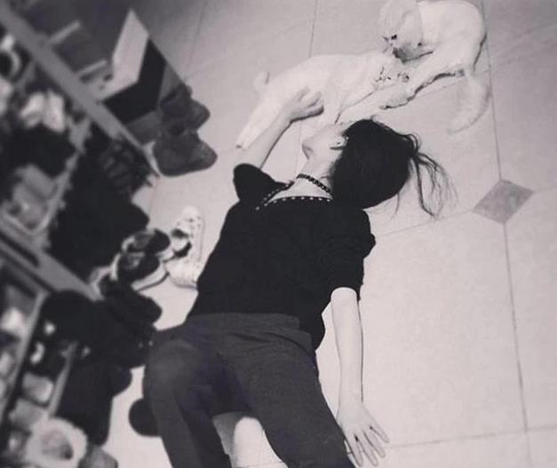 倪妮|倪妮晒出自己的复式豪宅，装修豪华却满地杂物，再好房子也浪费了