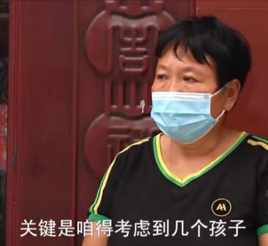 因女儿反对买保健品,80岁老太太离家出走,独自回到老破楼梯房