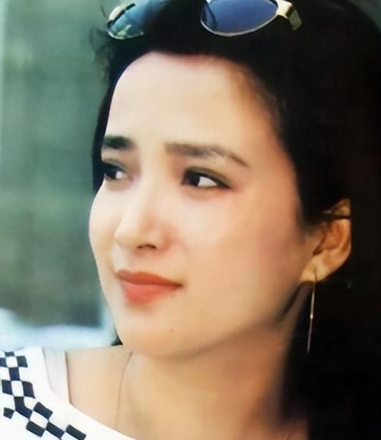 何晴|何晴：给了刘威青春，给了许亚军孩子，为何转身嫁给大9岁的廖京生