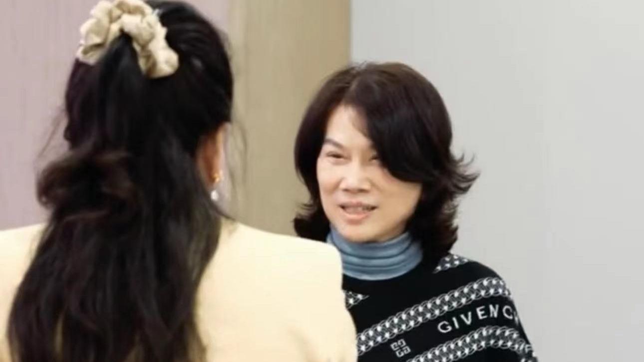 教师|董明珠的气场有多强大？同是职场女强人的张兰看见她，秒变小妹妹