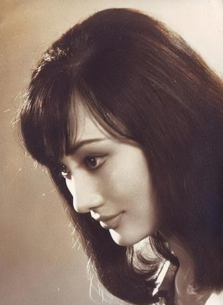 她是邵氏“新十二金钗”之一，师从天才导演秦剑，22岁却生子隐退