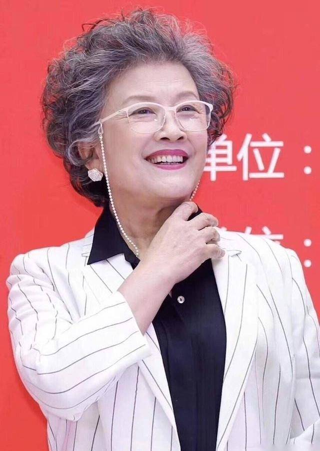 穿衣搭配 宋春丽的穿搭告诉我们:中老年穿衣“不扮嫩”,从容老去才真美