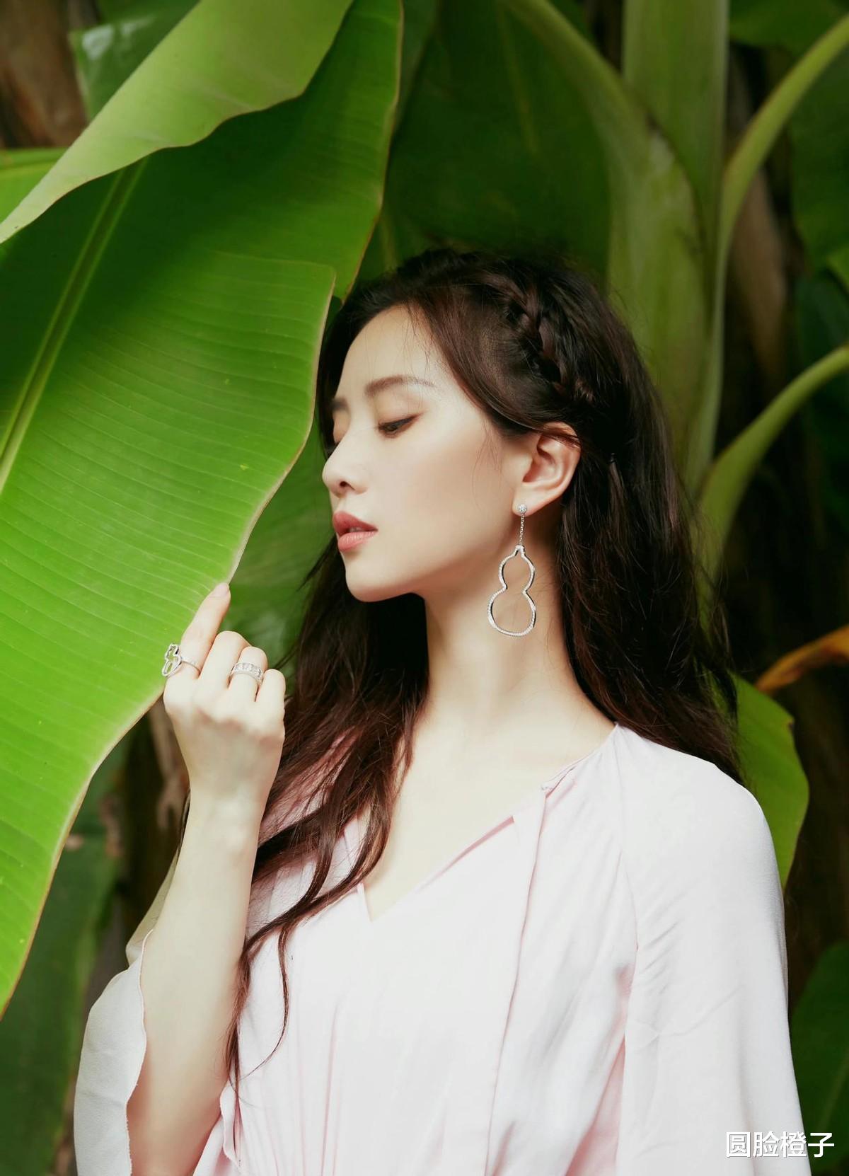 刘诗诗|刘诗诗的身段太美了,穿藕粉色长裙浪漫优雅,戴夸张耳环贵气十足