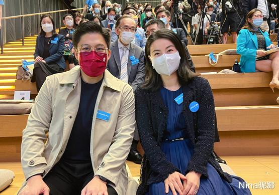 |郭晶晶坐镇香港书展会，谈吐举止很有修养，老公玩手机公公霍正霆场下认真听