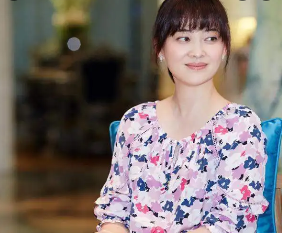 梅婷 47岁梅婷产后瘦身成功，与网红同框比美，眼神灵动吊打网红