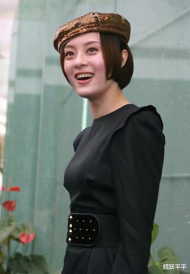 江美仪|“娘娘”孙俪审美又土又潮，挑战黑丝不俗气，短发配贝雷帽好奇怪