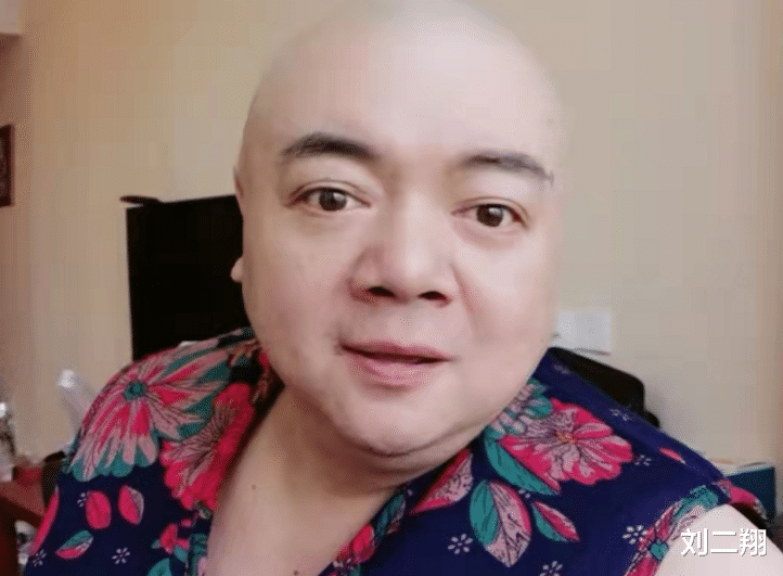 谢宁|49岁谢宁转行大街上摆地摊,身上衣服满是污渍,为客人卖力装水果