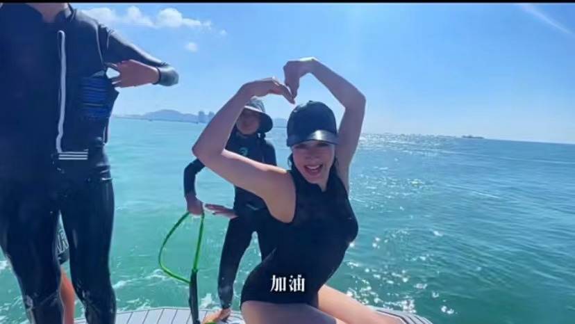 钟丽缇|51岁钟丽缇带全家冲浪，俩女儿穿泳衣变身腿精，与继父猜拳关系好