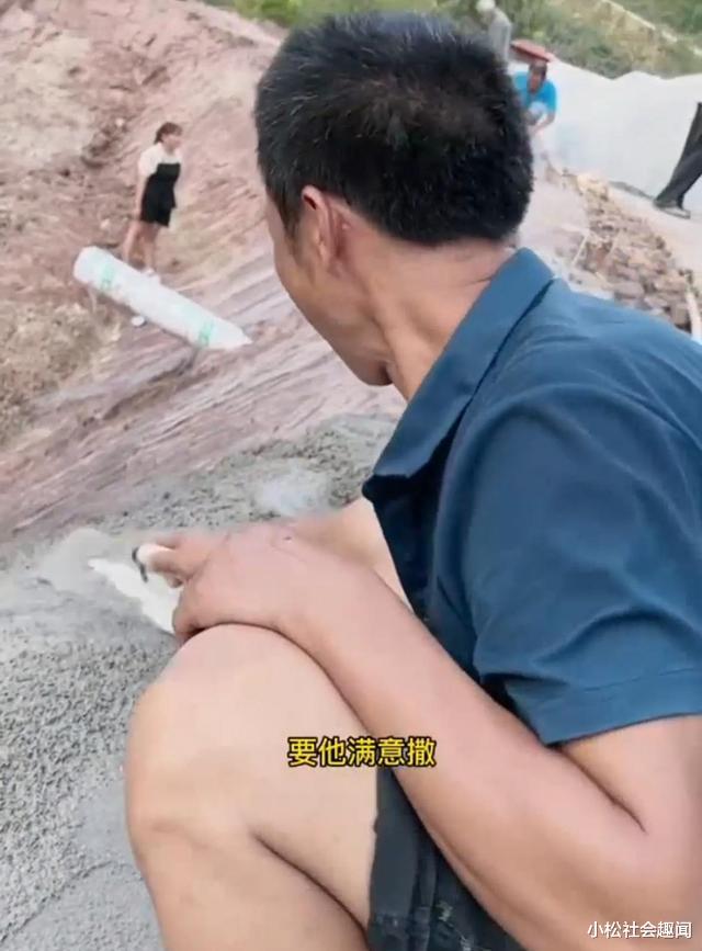 上门女婿一句没地方钓鱼,岳父顶着高温挖鱼塘,岳父:他满意就行