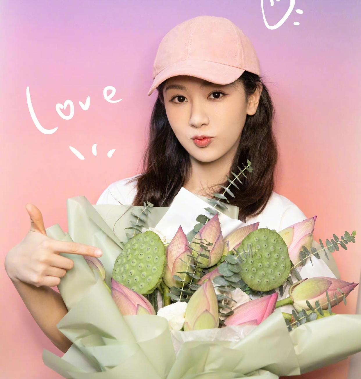 杨紫|杨紫国庆假期去聚餐，烤肉大餐满满一大桌，和素人姐妹合照没架子