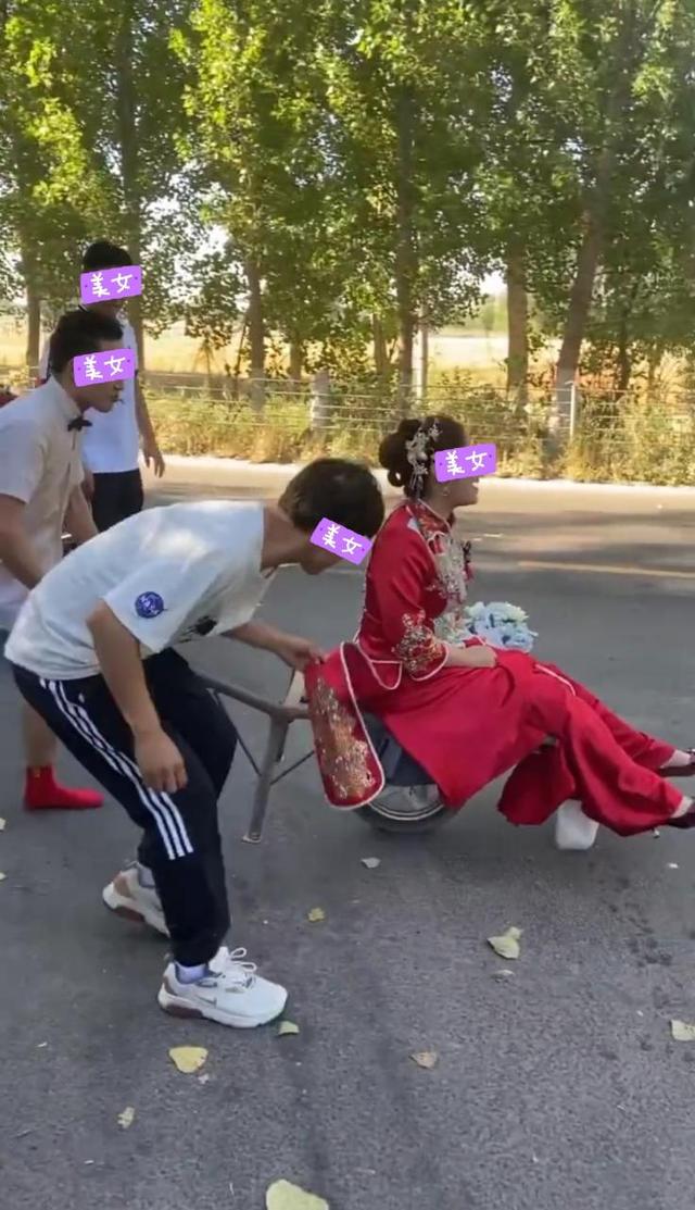 婚车在路上抛锚,男子用路边小推车拉新娘,她崩溃大哭:不想结了