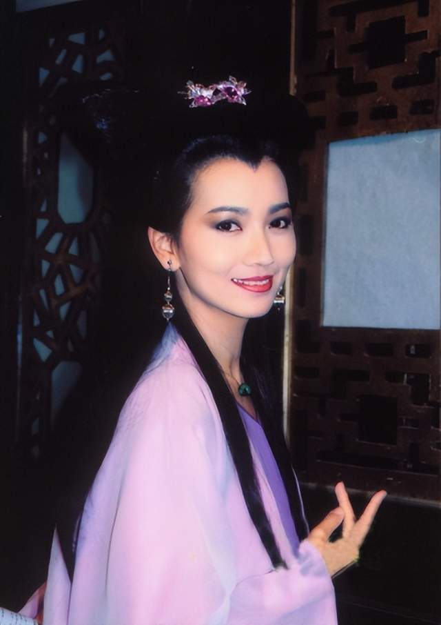 化妆师 古典第一美人,68岁骑摩托,涂红唇戴墨镜又美又飒,秒变飞车女侠