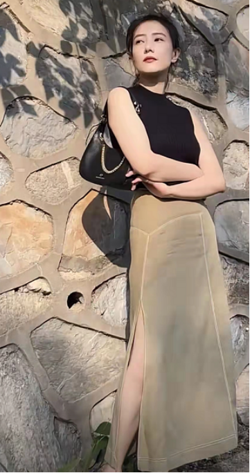 高圆圆|高圆圆亲自驾63万车出游,穿无袖紧身衣身材丰腴,淡妆出镜显知性