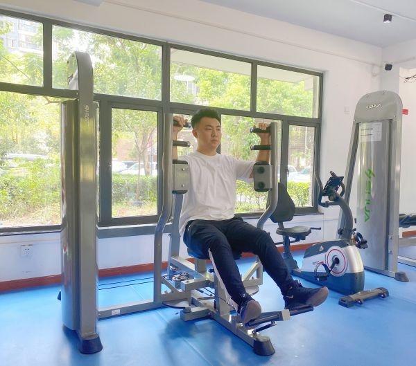 健身|4个月逆袭成“肌肉男”，架空层的免费健身房让邻居减了20斤