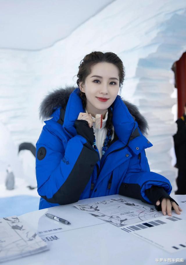 刘诗诗|刘诗诗才是国民女神,宝蓝色羽绒服时尚高级,配麻花辫美出新高