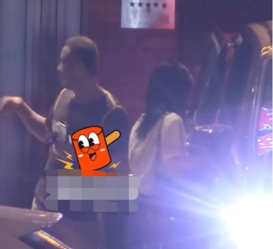 杨坤|49岁杨坤身边再换美女，两人眼神暧昧互动似情侣，女方身材太火辣