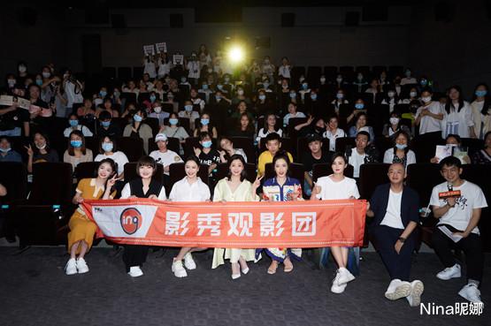 穿衣搭配 殷桃大清早逛商场！穿露脐短装扎麻花辫少女范好浓，形象变化太大