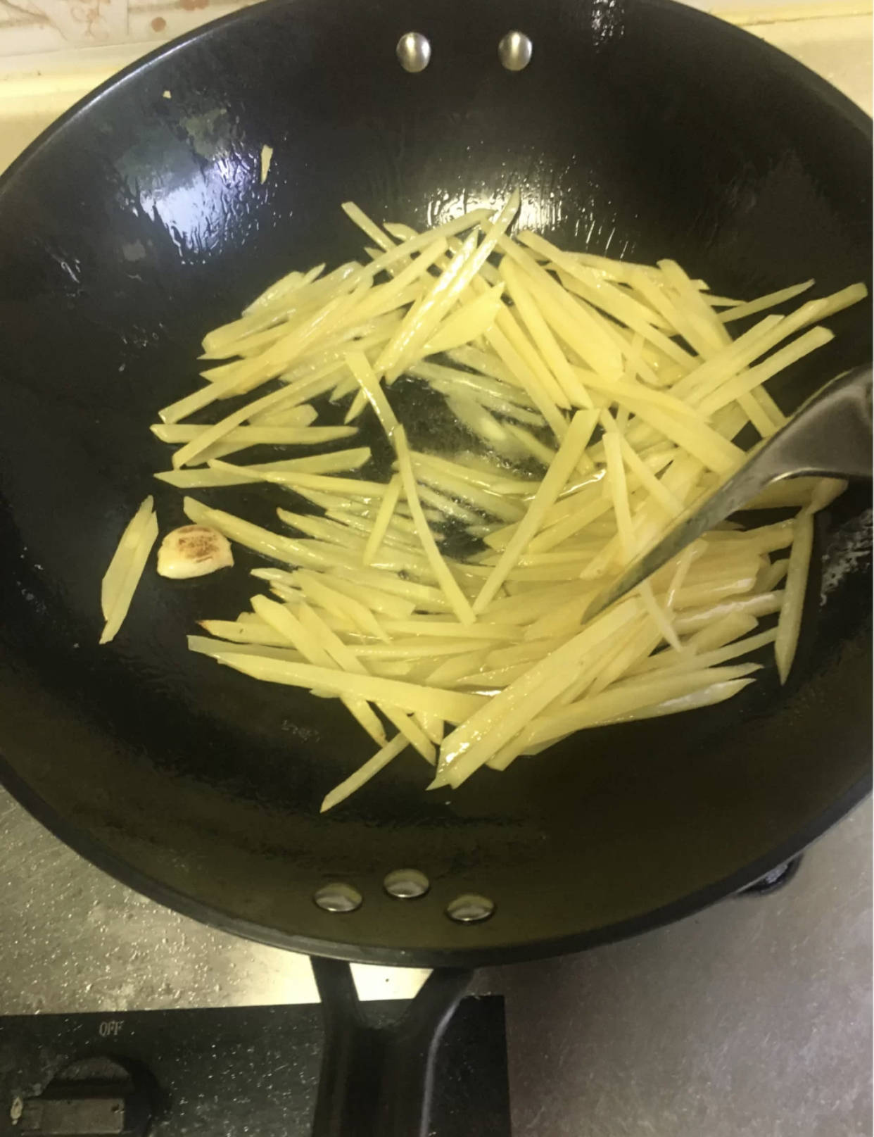 我家2年换了4个锅,终于搞明白了“铁锅”和“不粘锅”有啥区别