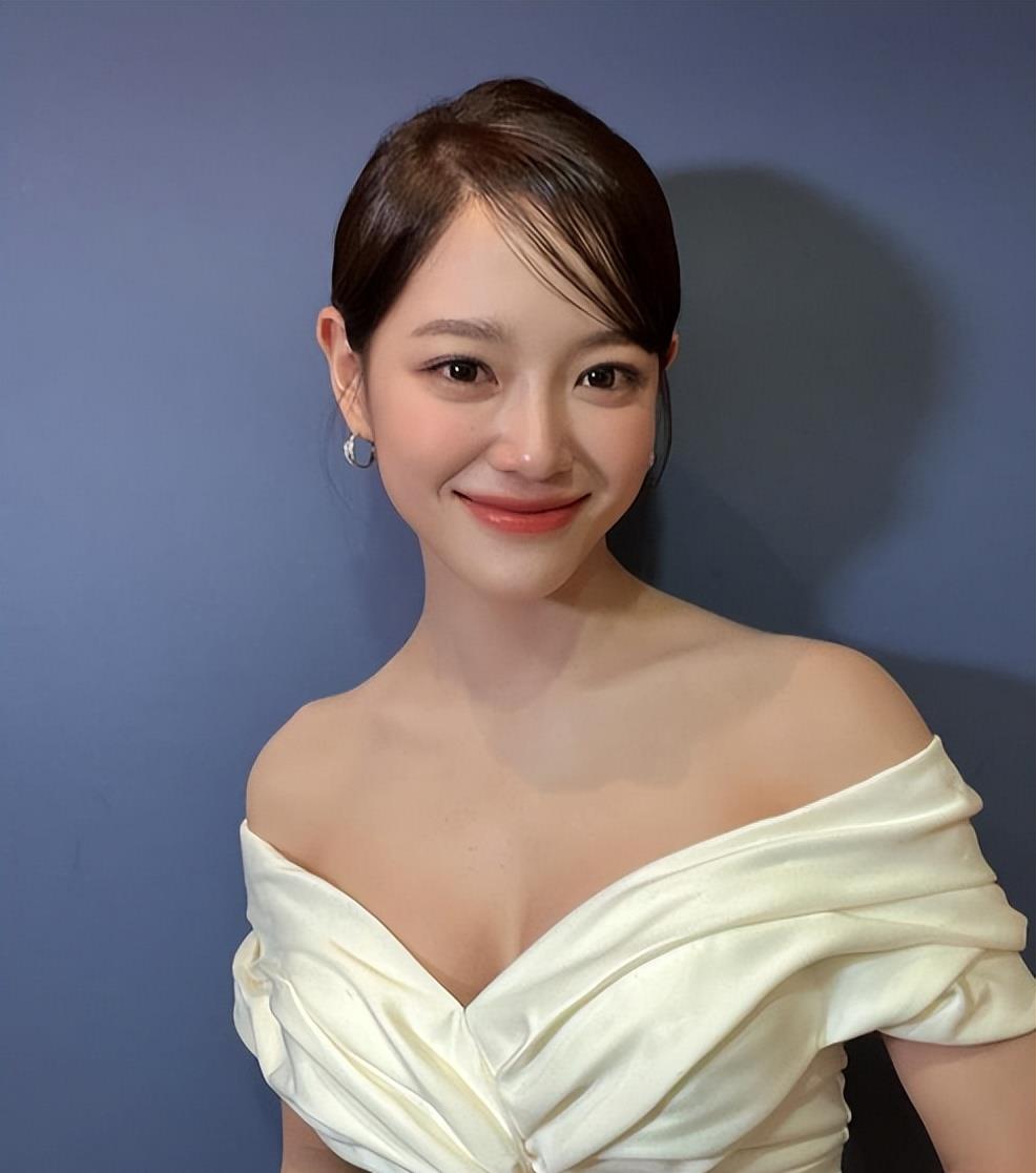 艾玛·斯通 像维生素一样充满新鲜魅力!“衣服姐姐”金世正的穿衣风格探索