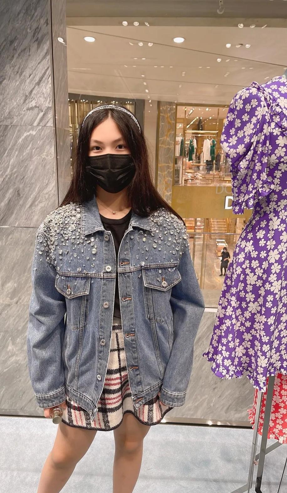 穿衣搭配|王诗龄越来越像李湘了，穿一身大牌现身商场，很有富家小姐的风范