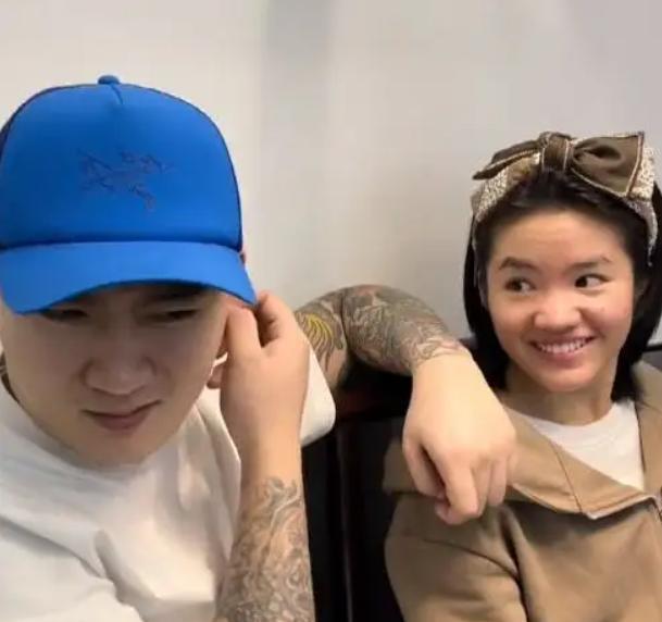 李勒优|李勒优居家生活超悠闲，踩凳子吃饭被指责，网友劝其回老家看看