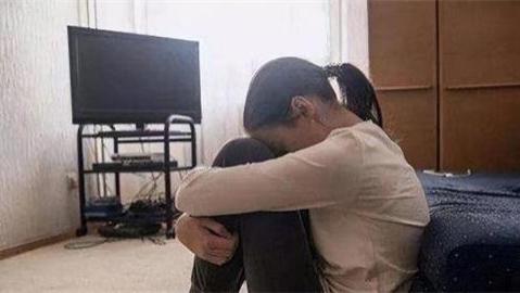 回顾男子在草丛捡到遗弃女婴，带回家后从小实施侵害