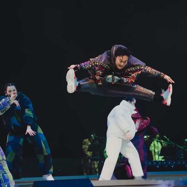 陈奕迅|陈奕迅摆脱危机！当地歌迷讲述回粉经过，娱媒开始唱赞歌