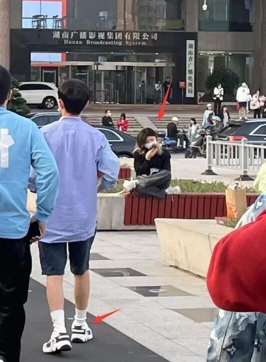 街拍|何炅上班被偶遇,手拿书本学生范十足,背影瘦小看上去没170