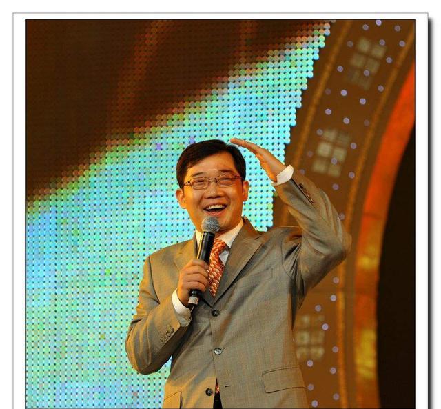 黄家驹|他故意读黄家驹为“黄家狗”,自以为风趣,结果毁了自己的前途