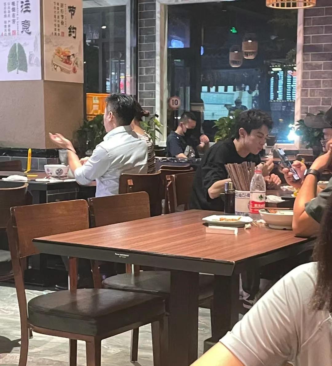 王鹤棣|网友健身房偶遇王鹤棣，坐下膝盖过肩腿超长，穿帽衫遮掩好低调