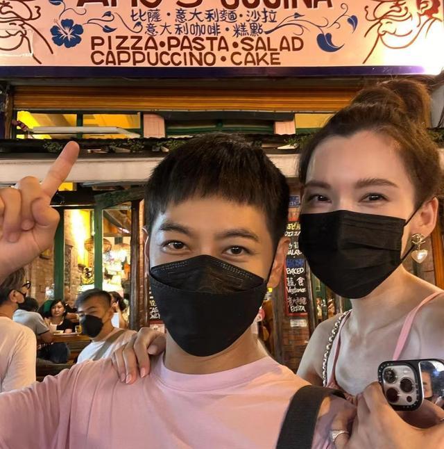 林志颖|车祸后林志颖首次有照片动态，只露一只手，躺着的姿势有医学讲究