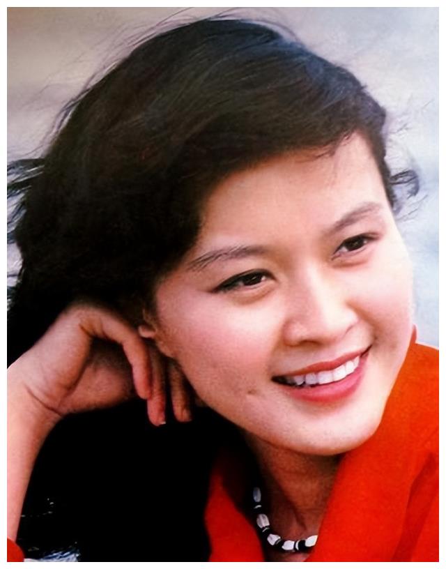 方舒|方舒:捧红屠洪刚后被抛弃,独自抚养两个女儿20年,女儿成其骄傲