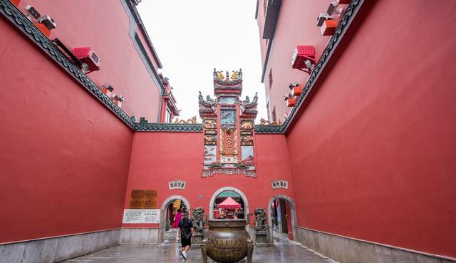 |400多年的长沙火宫殿，摇身变成网红景区，吃喝玩乐让人流连忘返