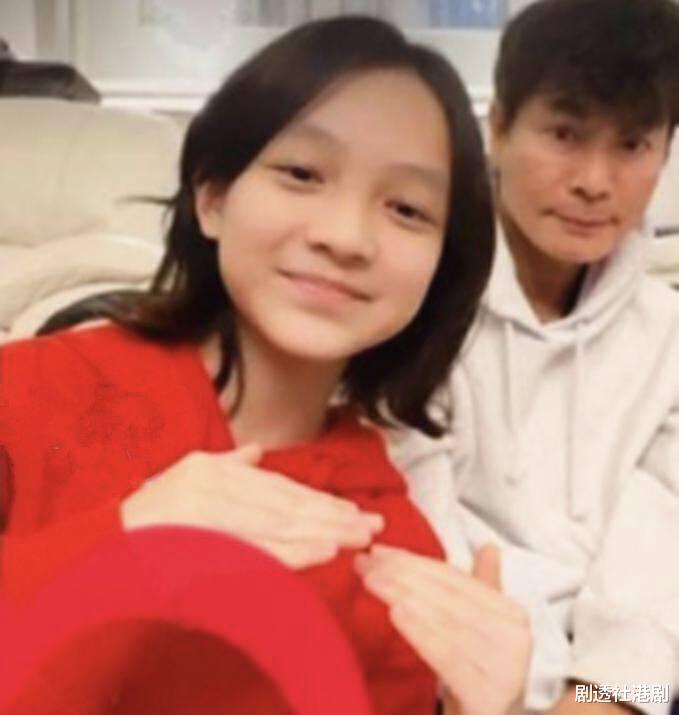 郭晋安|TVB三届视帝女儿近照曝光!与父亲比心太可爱,脸型太像妈妈