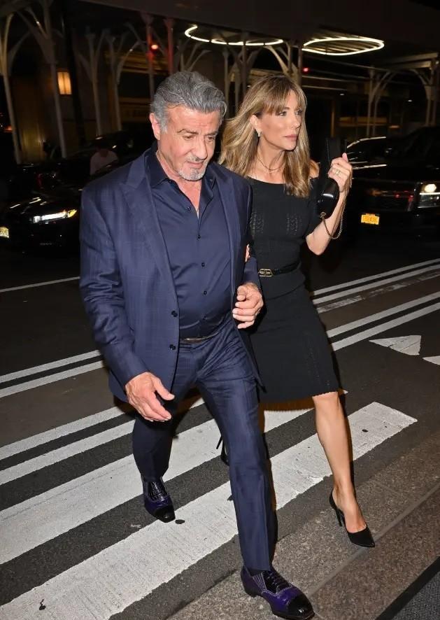 张译|史泰龙被小22岁爱妻当街献吻！离婚申请已驳回，硬汉超模重启浪漫