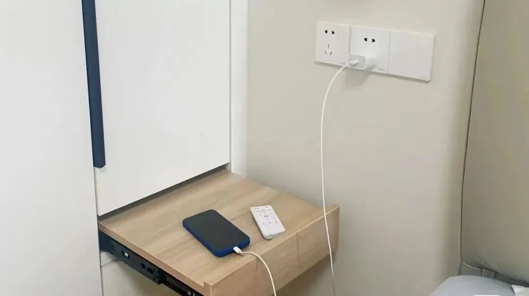 床头这样设计,连床头柜都省了,真是太好用了!