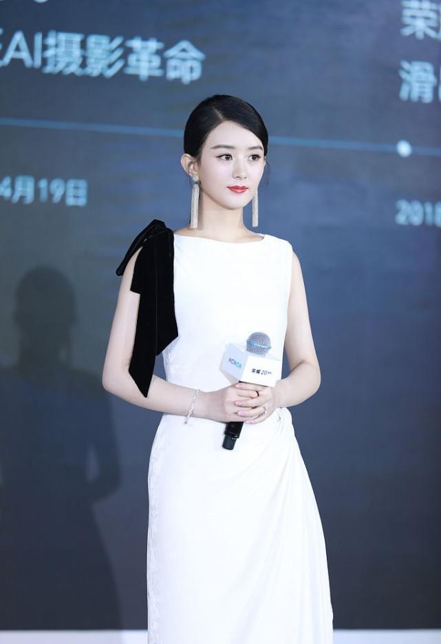 赵丽颖|赵丽颖穿成熟的裙子太美,有种独特的优雅感,换种风格也很美