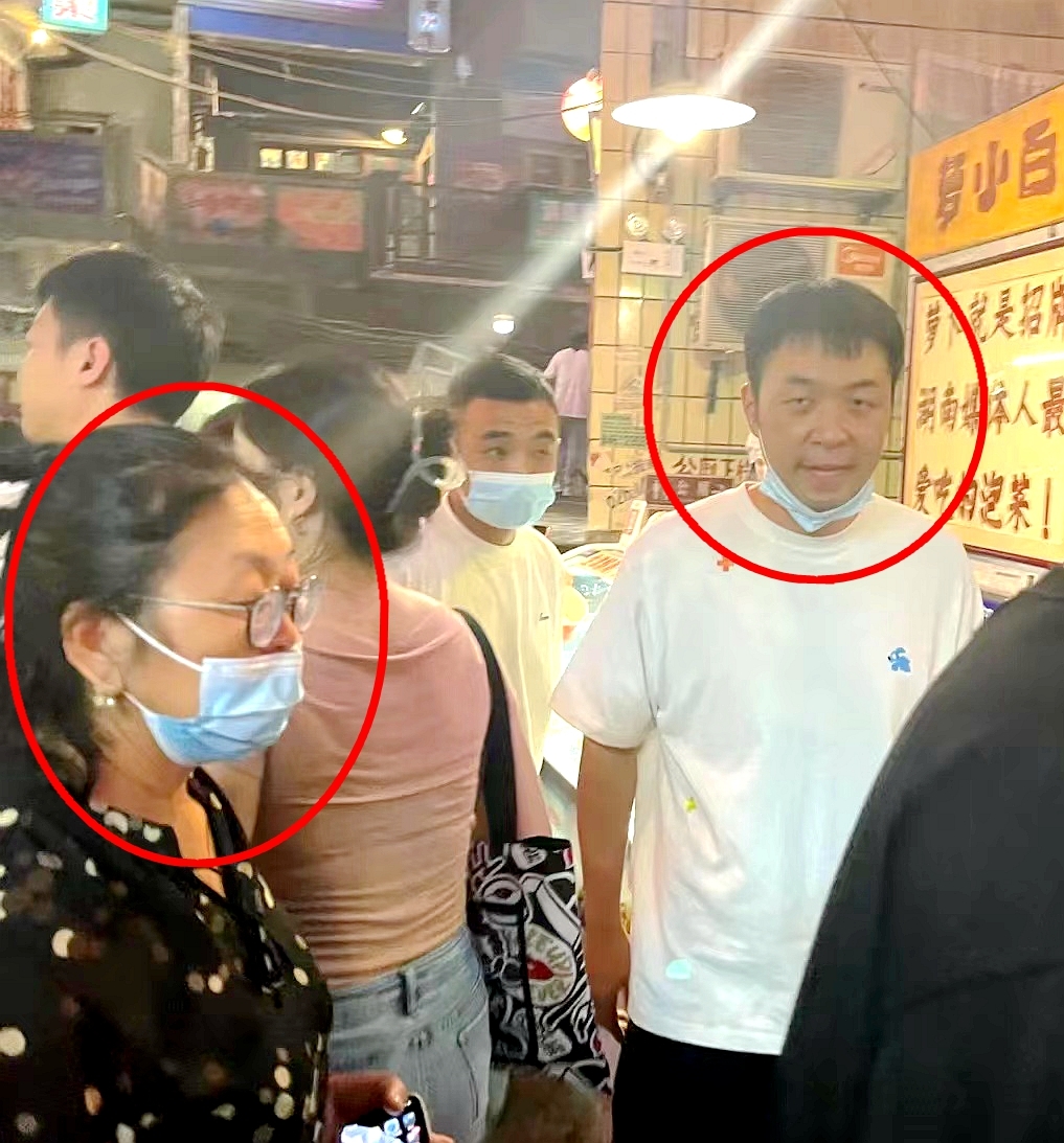 杜海涛 杜海涛素颜露面，瘦到脱相认不出，网友指他老得像身旁亲妈同龄人