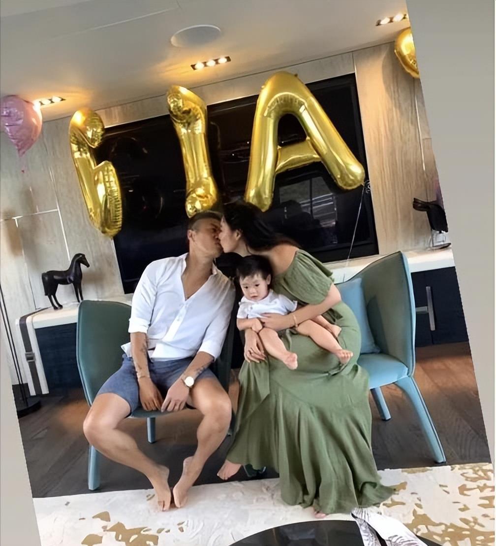 乐基儿|乐基儿一家三口为娃庆生!儿子似妈妈烙饼,丈夫罕露面比黎明还帅