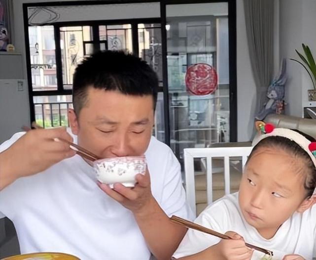 |9岁杨子钰沦为“流量密码”，亲妈靠她不断吸粉，亲爸需要她赚钱