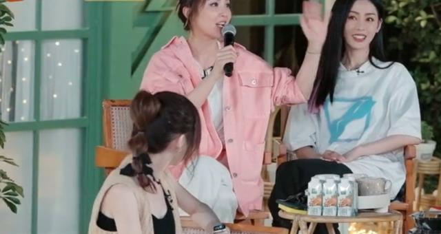 吴谨言|吴谨言被劝退《乘风破浪》，蔡卓妍说出两个理由，看出真实友情