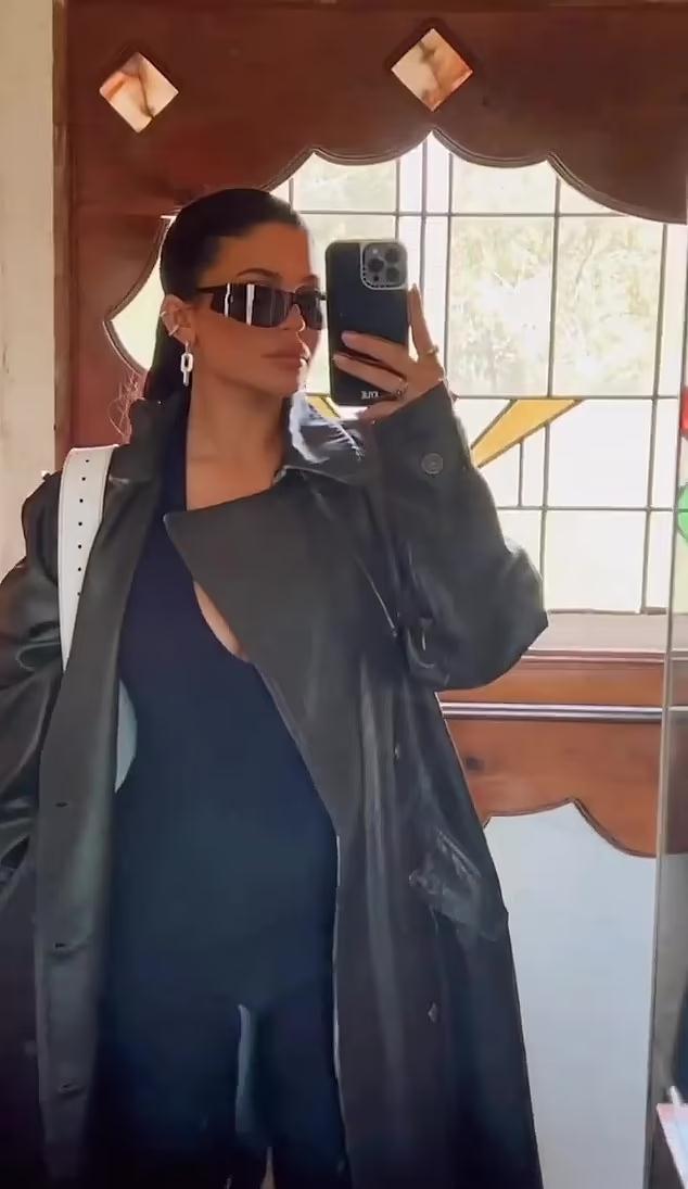 金小妹|24岁凯莉詹娜带娃聚会,穿“拳击服”体型紧致酷飒,产后忙赚钱