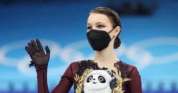 谢尔巴科娃|谢尔巴科娃晒金牌自拍！释放冠军喜悦，偶遇羽生结弦，索要合影