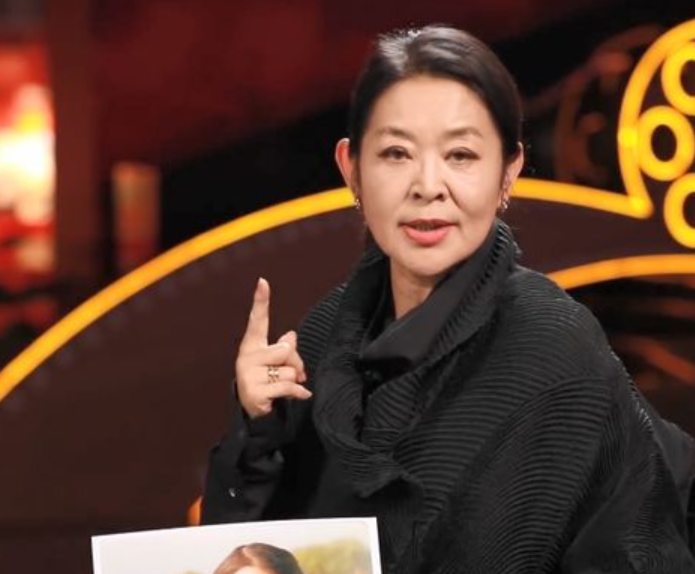 倪萍|63岁倪萍现身机场装扮时尚，见路人拍摄秒变脸，眼神犀利面露不悦