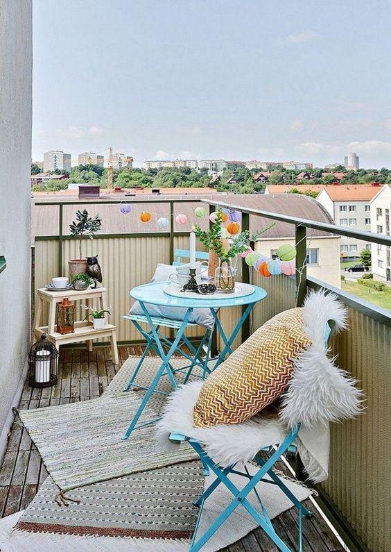 国外阳台从来不封,享受露台待遇,搭个框架扯张网,就能遮阳挡雨