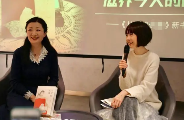 鲁豫|52岁鲁豫现身剪彩活动,穿皮裤一双筷子腿太细