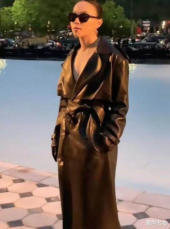 窦靖童|窦靖童终于换回女人造型，国外看秀，盘发配裙装很像王菲啊