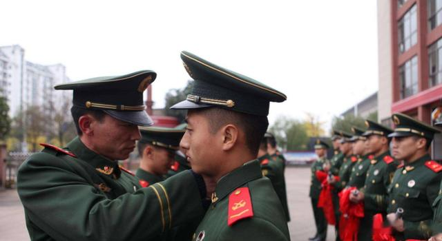 警察|当五年兵退役,应该找工作还是提升学历?