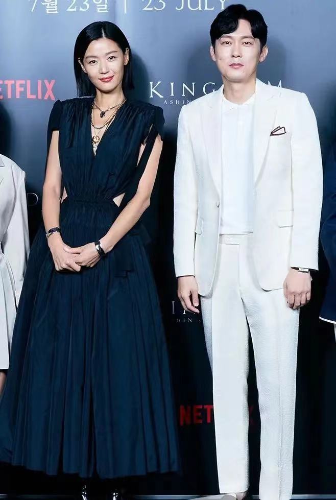 全智贤|全智贤带儿子外出玩耍！头发油得打柳弯腰驼背，儿子帅脸太随妈妈