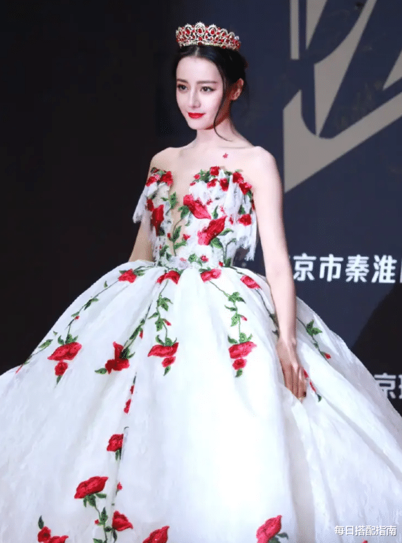迪丽热巴|迪丽热巴的红毯“进化史”：她是如何成长为“红毯女王”的？